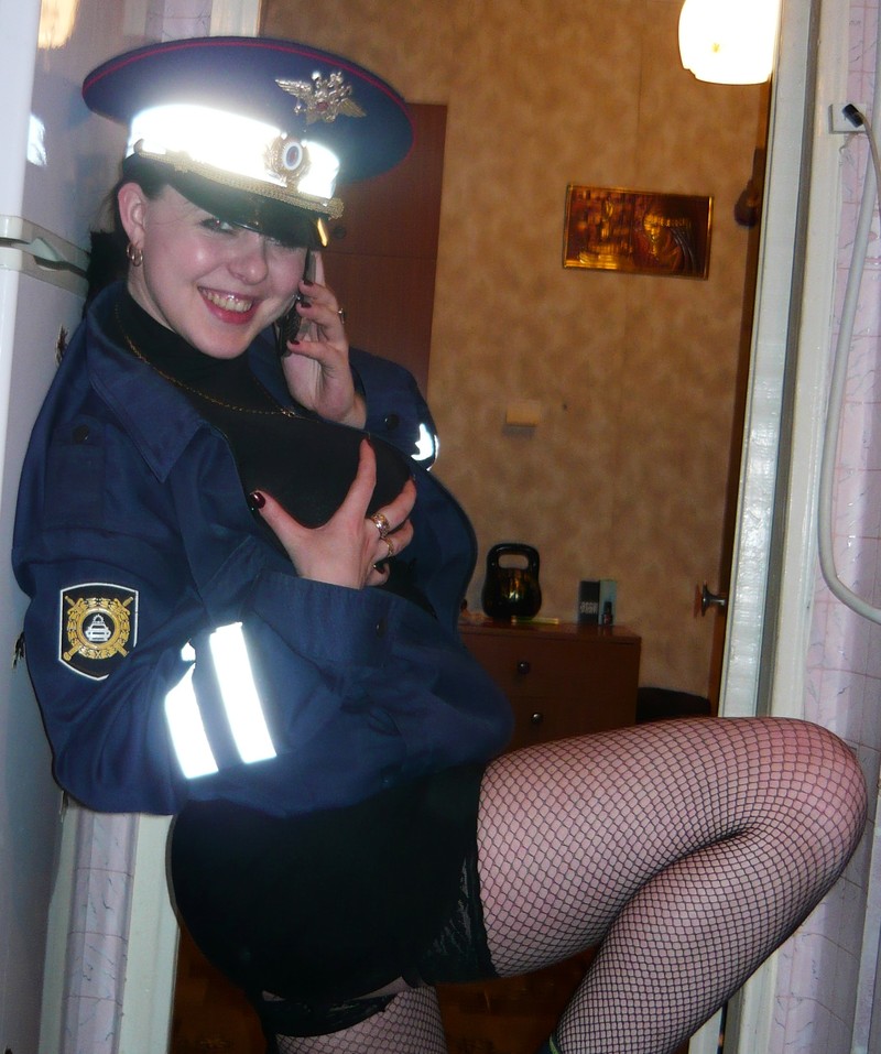 Полицейская телочка позирует в разных нарядах - порно фото
